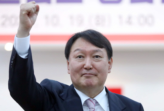 국민의힘 대선 경선 후보인 윤석열 전 검찰총장이 19일 오후 경남 창원시 의창구 경남도당에서 열린 '경남 선대위 임명장 수여식'에서 발언 후 손을 들어 인사하고 있다.연합뉴스